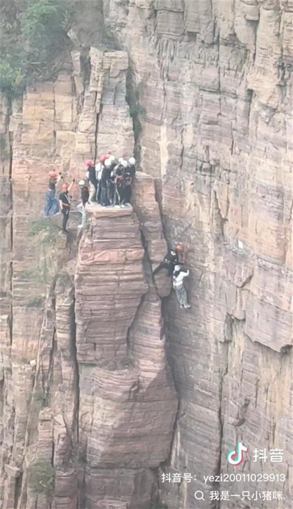 嘉正网  女子攀岩时被困悬崖，景区回应：她体力不支，三个教练把她救上来了