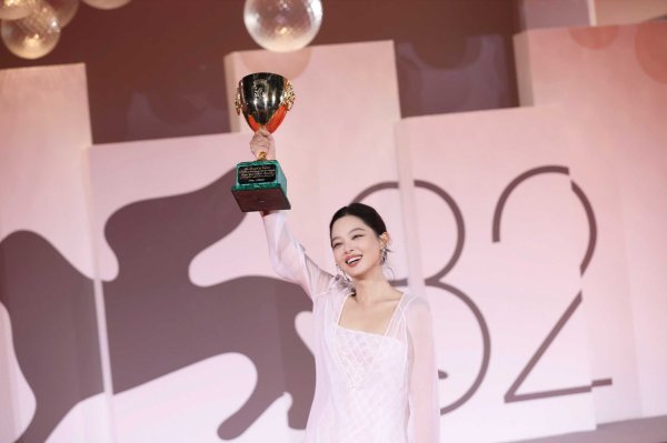 倍操盘 辛芷蕾获奖后，《日掛中天》计划年内公映，卖出最高票房