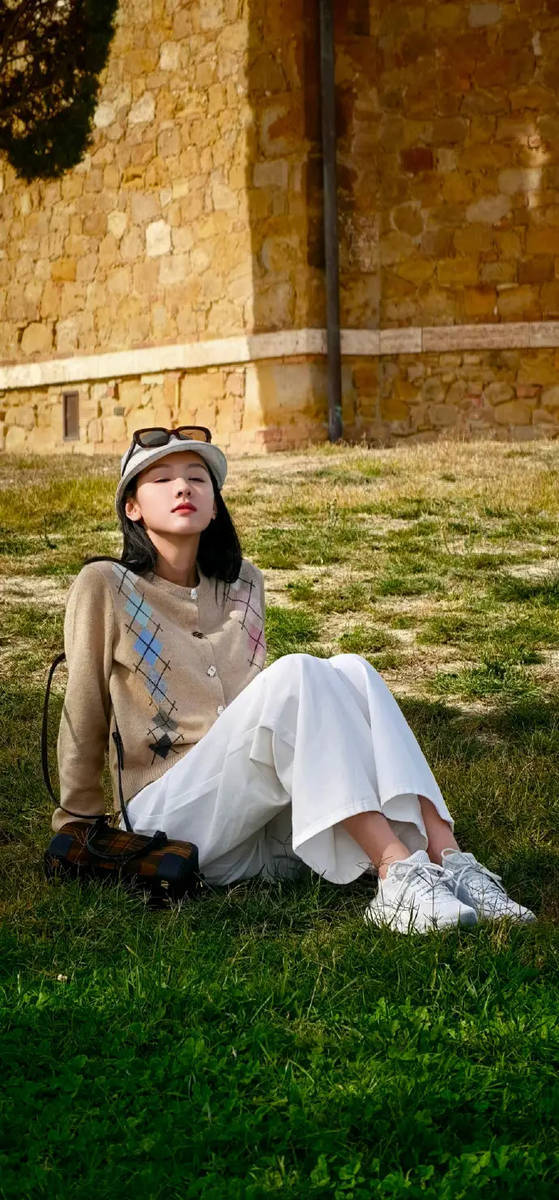 陈都灵戴白色帽子轻盈美丽 单手比耶侧颜精致