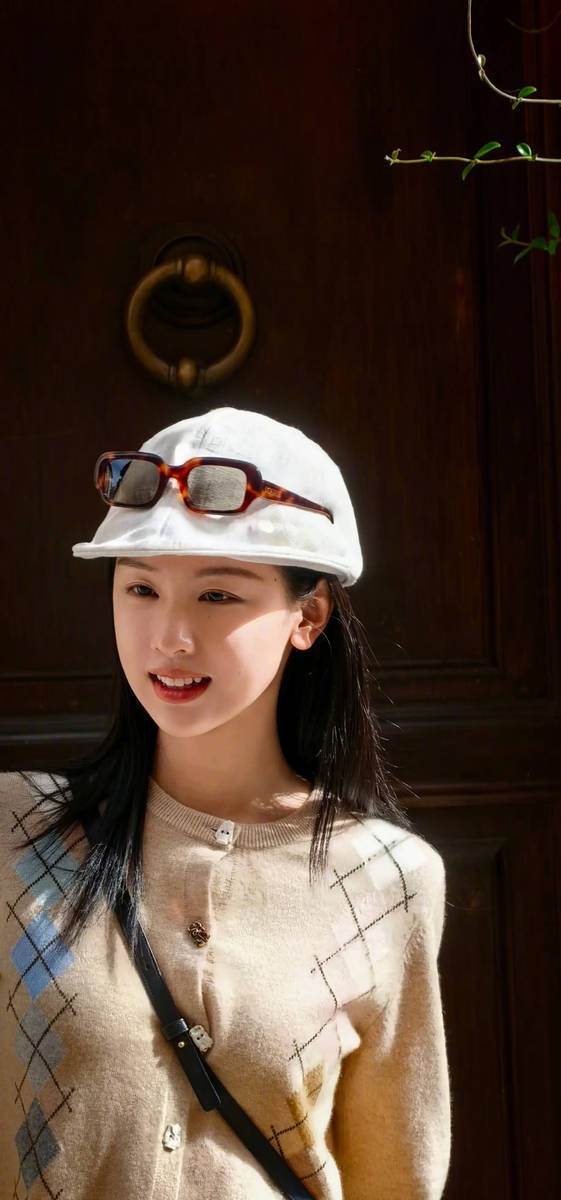 陈都灵戴白色帽子轻盈美丽 单手比耶侧颜精致