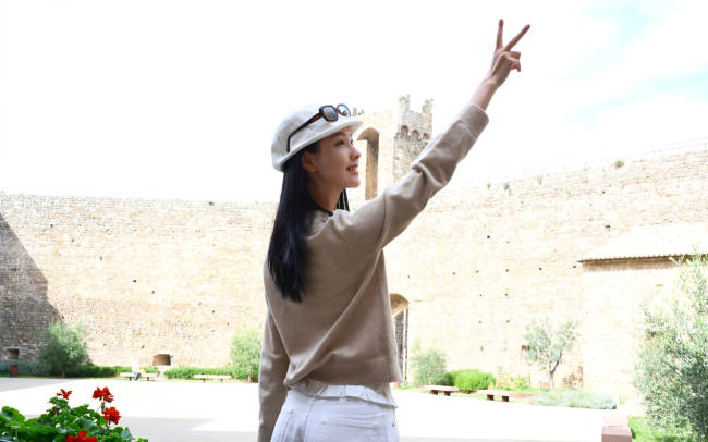 陈都灵戴白色帽子轻盈美丽 单手比耶侧颜精致