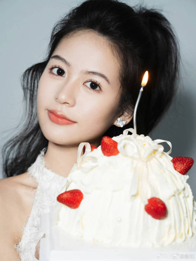 翁虹女儿晒出18岁庆生照 手捧草莓蛋糕表情俏皮