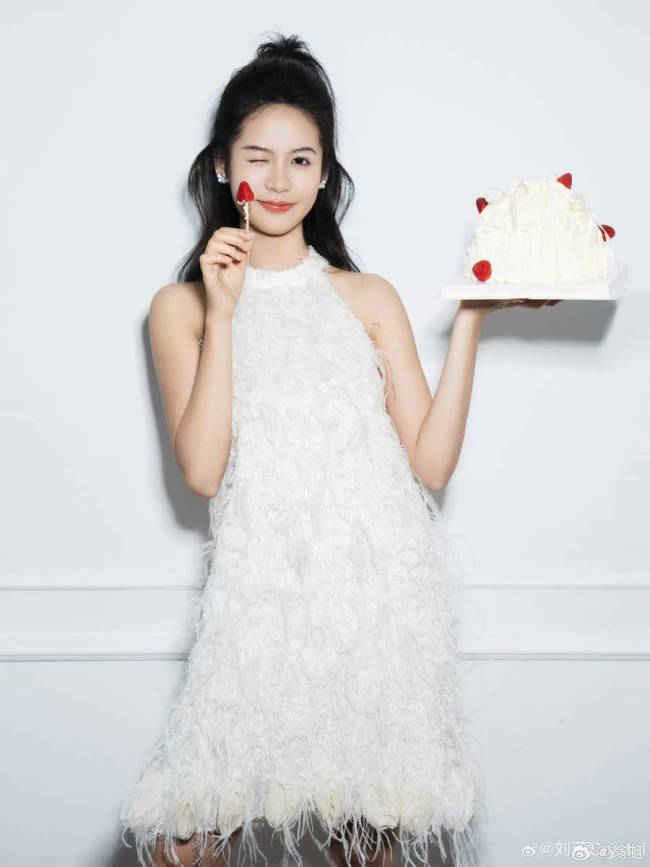 翁虹女儿晒出18岁庆生照 手捧草莓蛋糕表情俏皮