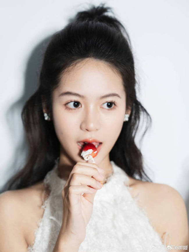 翁虹女儿晒出18岁庆生照 手捧草莓蛋糕表情俏皮