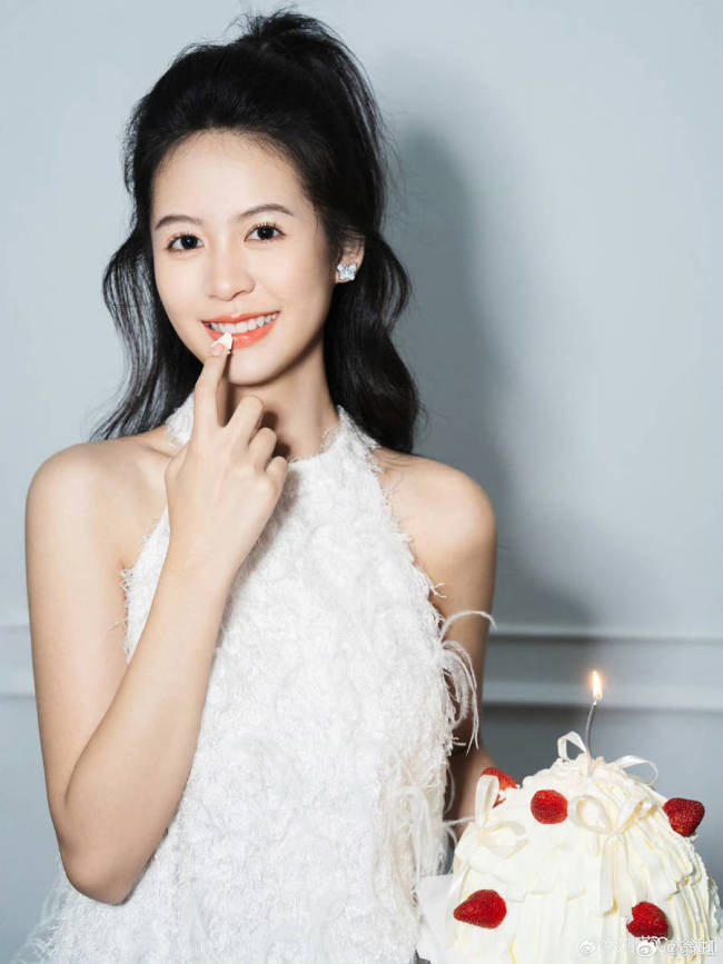 翁虹女儿晒出18岁庆生照 手捧草莓蛋糕表情俏皮