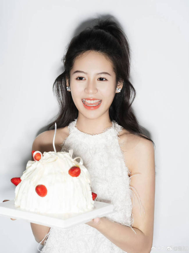 翁虹女儿晒出18岁庆生照 手捧草莓蛋糕表情俏皮