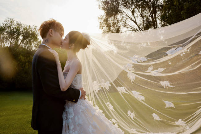 黄子韬徐艺洋婚纱照曝光 亲密相拥接吻画面超甜