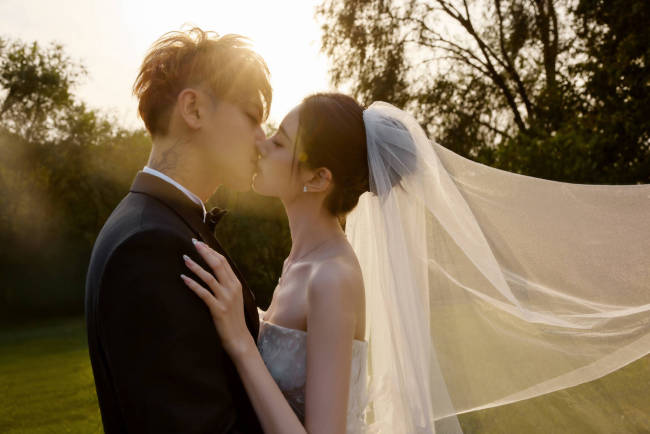 黄子韬徐艺洋婚纱照曝光 亲密相拥接吻画面超甜