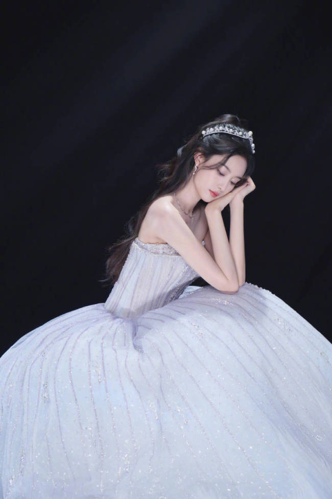 黄子韬徐艺洋婚纱照曝光 亲密相拥接吻画面超甜